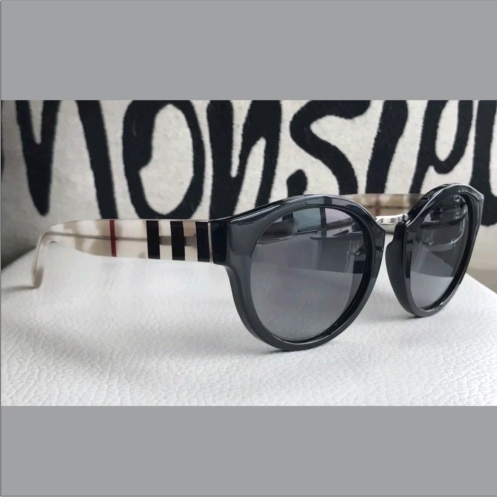 Burberry Sunglasses plaid with case